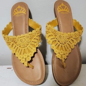 Fergalicious Mustard flip-flop sandals Size 6.5